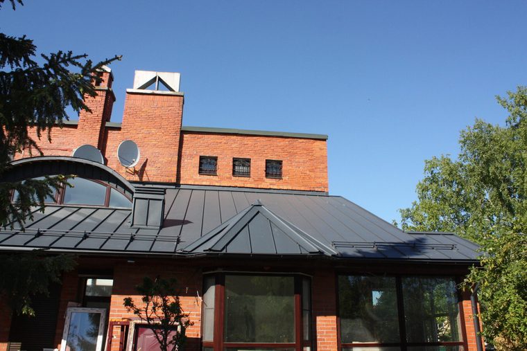 Дом в Александровской после монтажа самозащёлкивающейся кровли ARMO Rooftop Matte RAL 7016