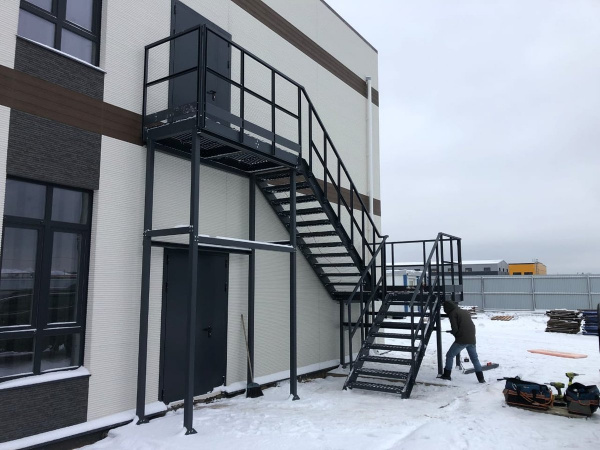 Лестница пожарная маршевая однопролётная Roofsystems П2, ГОСТ